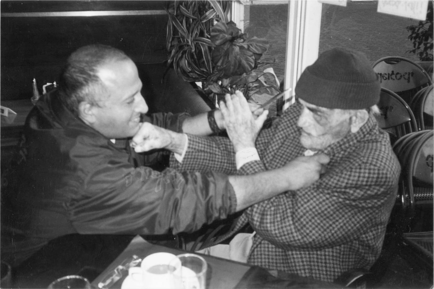 Arkivfoto: Imi Lichtenfeld viser et grep sammen med Raffi Liven ved et bord