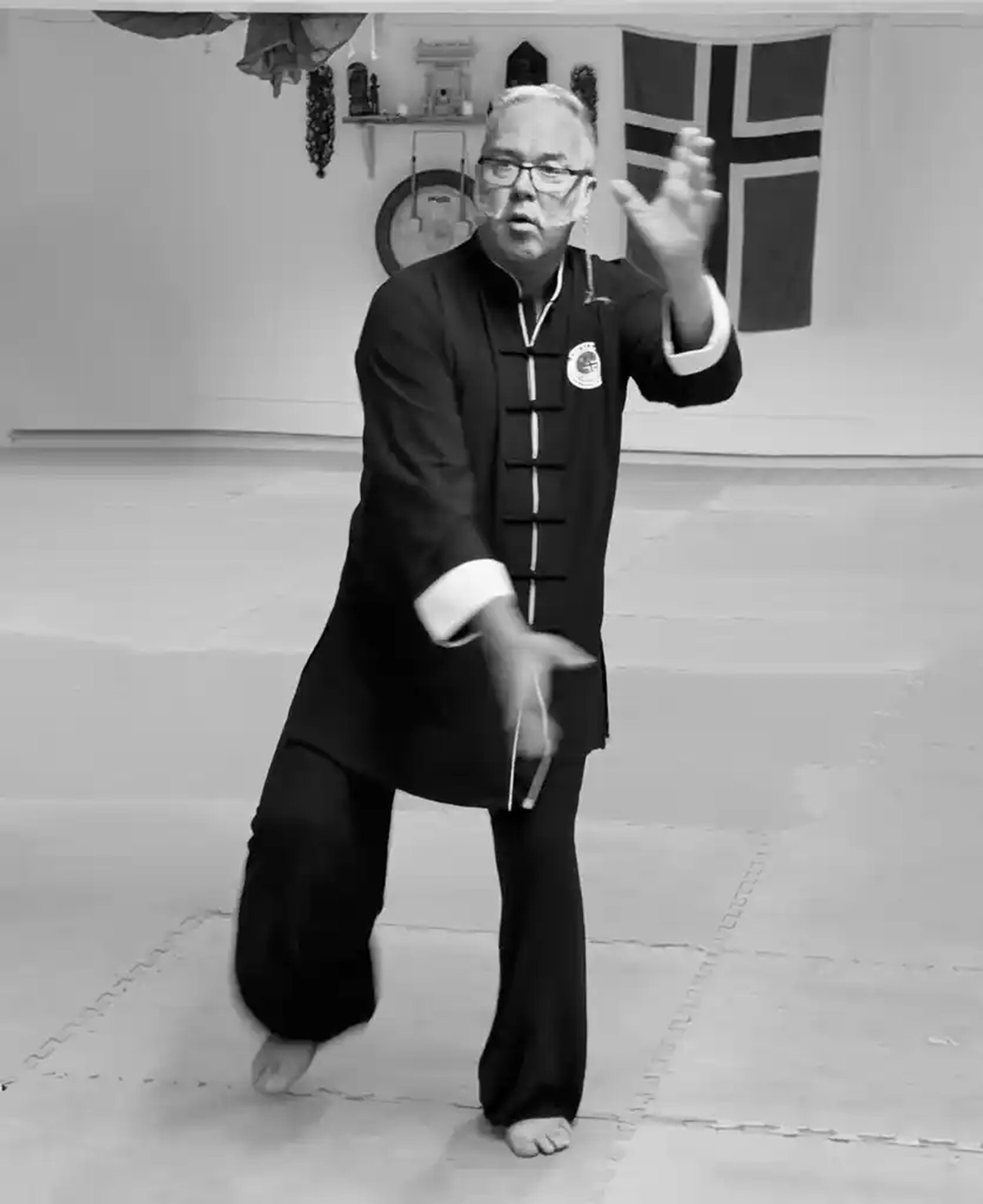 Instruktør i Taiji Yang style, midt i en form i klubbens sal